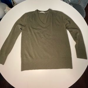 Everlane Cashmere v-neck Sweater in Medium Olive Green